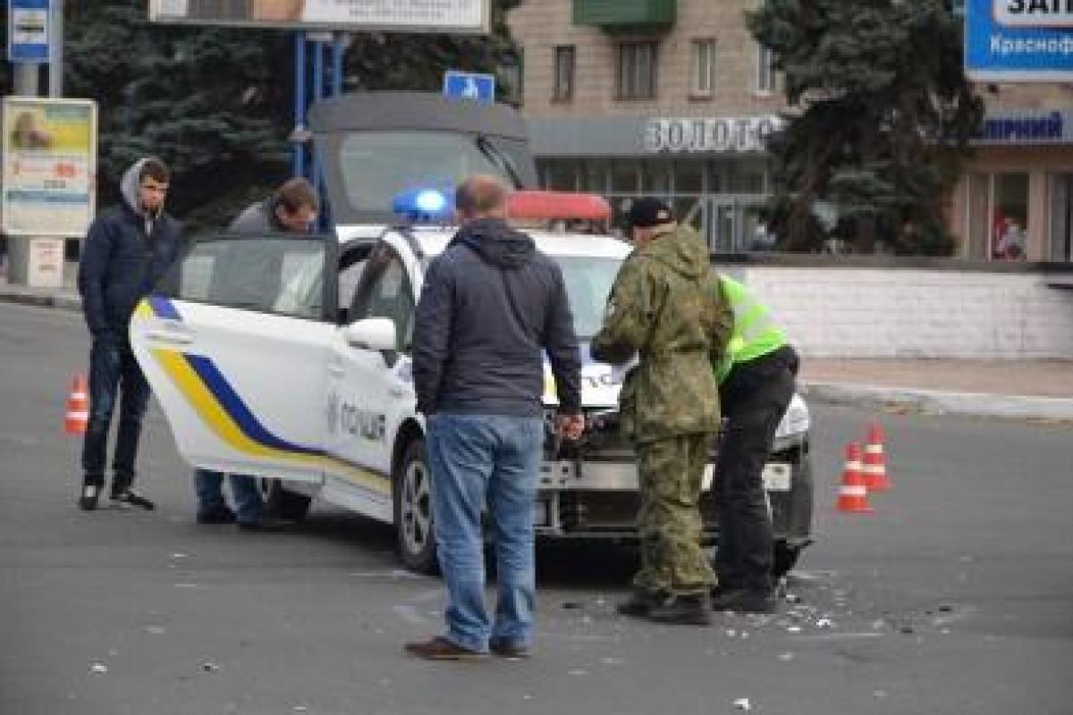 В Мариуполе патрульные полицейские врезались в прицеп В Мариуполе патрульные полицейские врезались в прицеп