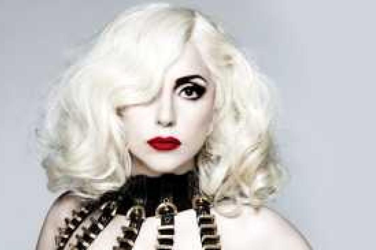 Леди Гагу заметили на улице в коротких шортах без нижнего белья