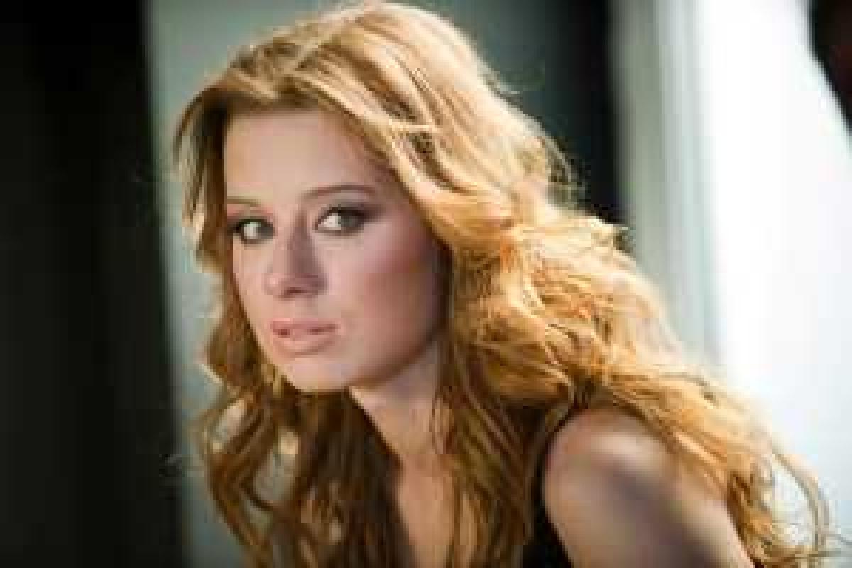 Певица Юлия Савичева отказалась показывать лицо поклонникам