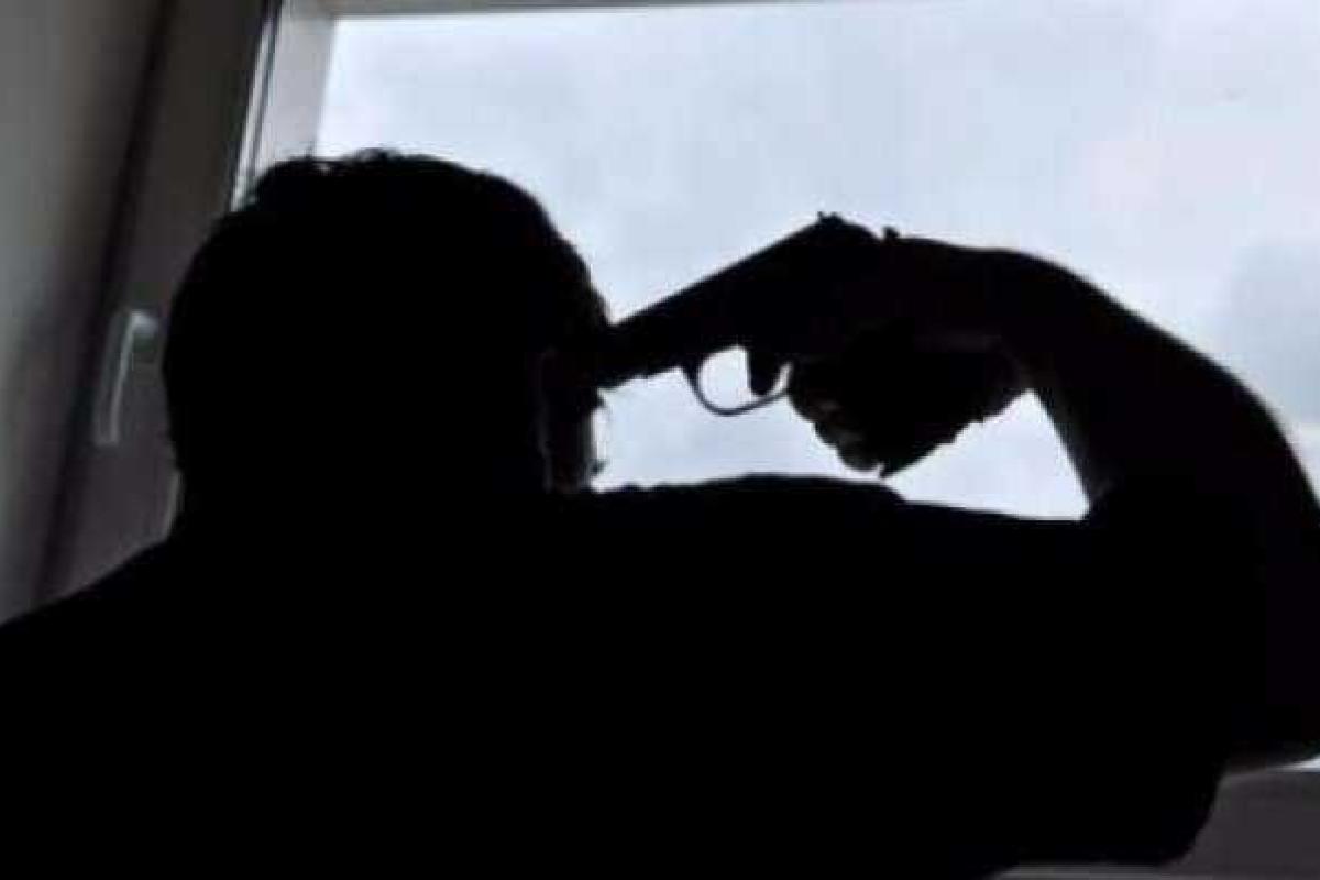 Закарпатский судья выстрелил себе в голову из пистолета