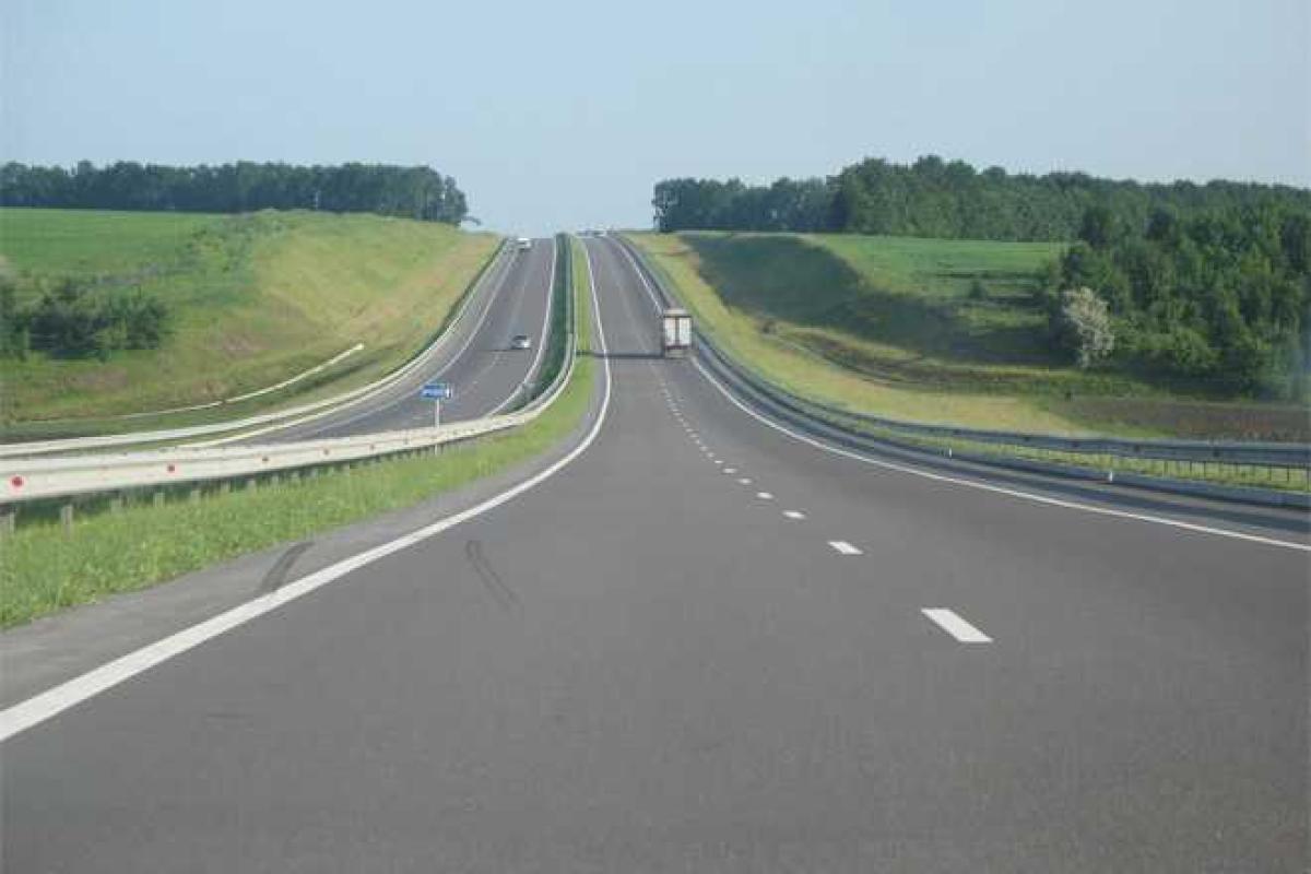 С 1 октября за городом водители должны включать фары даже днем