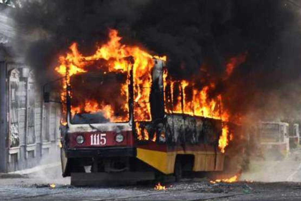 В Киеве произошел жуткий пожар: прямо на территории депо сгорел трамвай В Киеве произошел жуткий пожар: прямо на территории депо сгорел трамвай