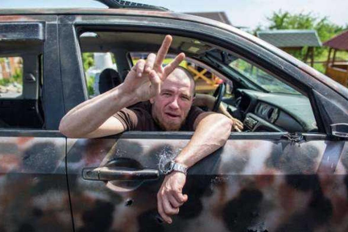 В сети появляются фотожабы на тему убийства боевика Моторолы В сети появляются фотожабы на тему убийства боевика Моторолы