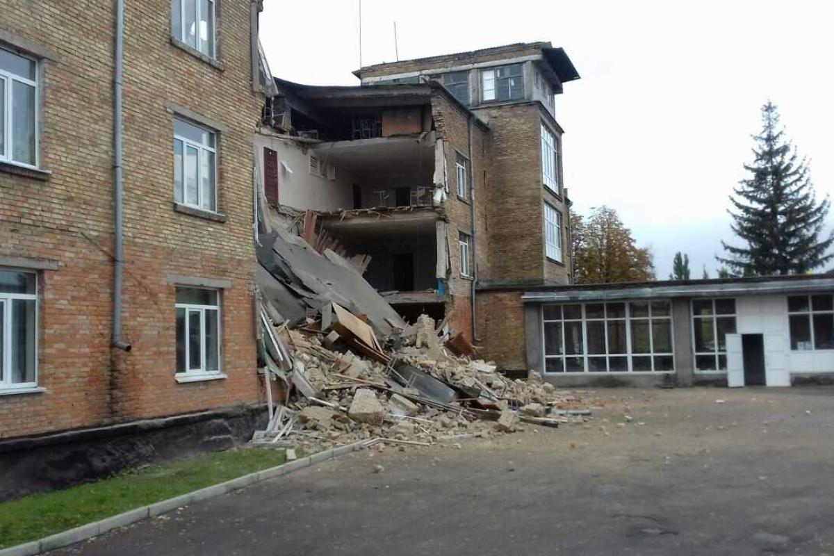 В Василькове прямо во время уроков обвалилась стена школы В Василькове прямо во время уроков обвалилась стена школы