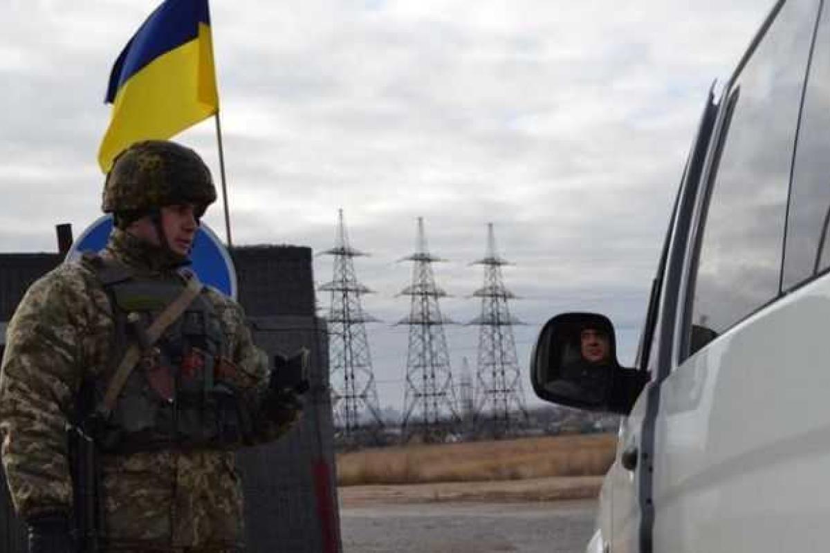 На блокпостах в зоне АТО сотни машин стоят в очередях