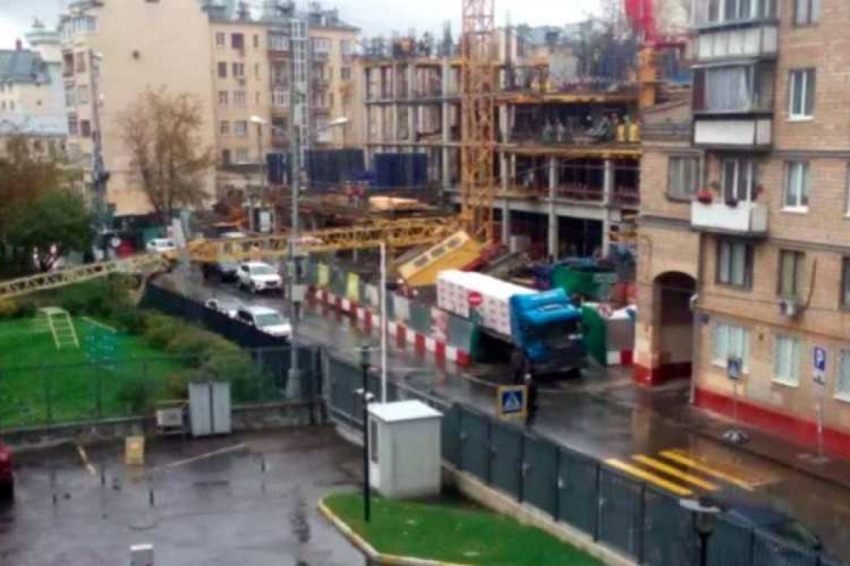 ЧП в Москве: башенный кран рухнул на детский сад ЧП в Москве: башенный кран рухнул на детский сад
