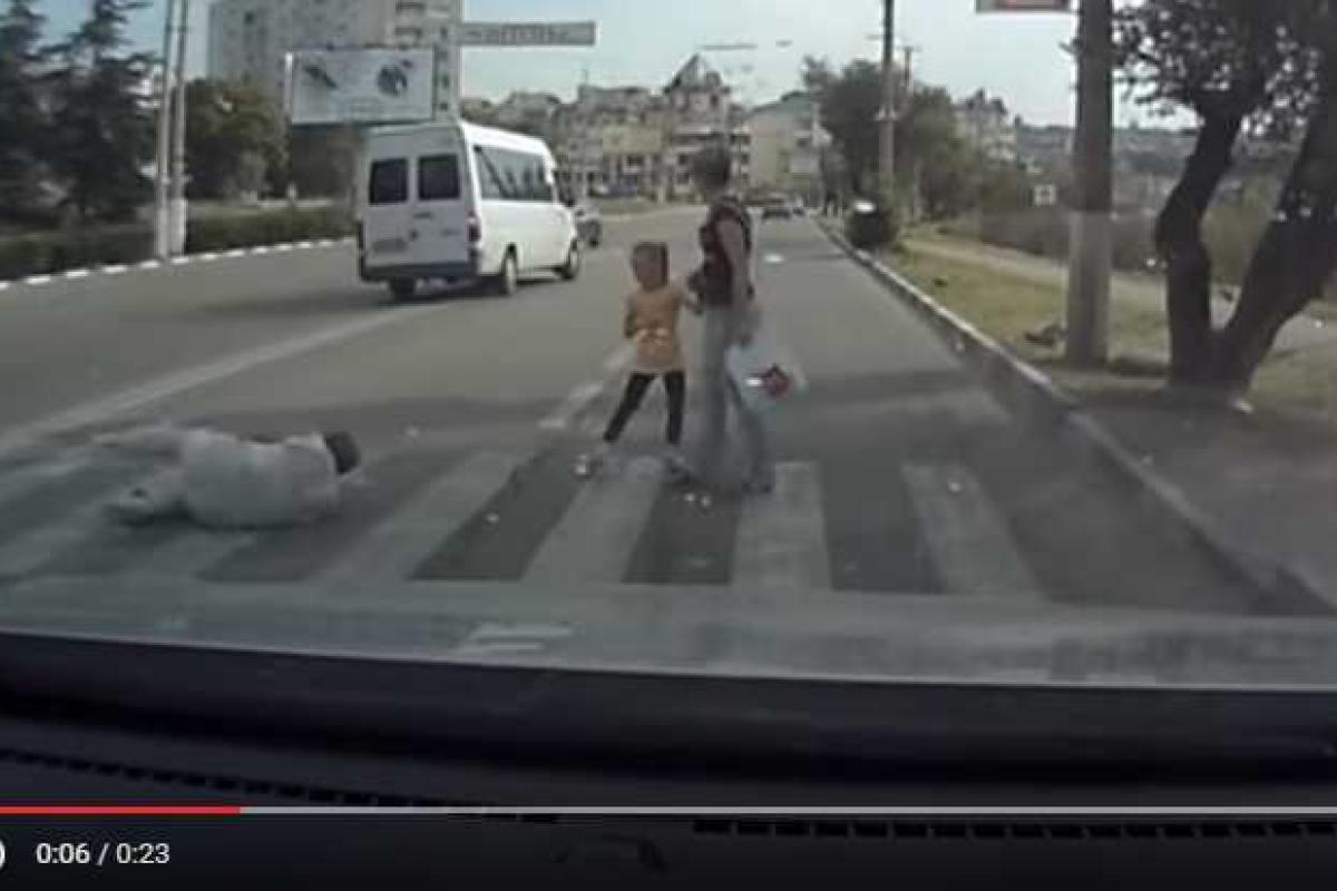 В Севастополе на пешеходном переходе сбили мужчину: люди показали полнейшее безразличие В Севастополе на пешеходном переходе сбили мужчину: люди показали полнейшее безразличие