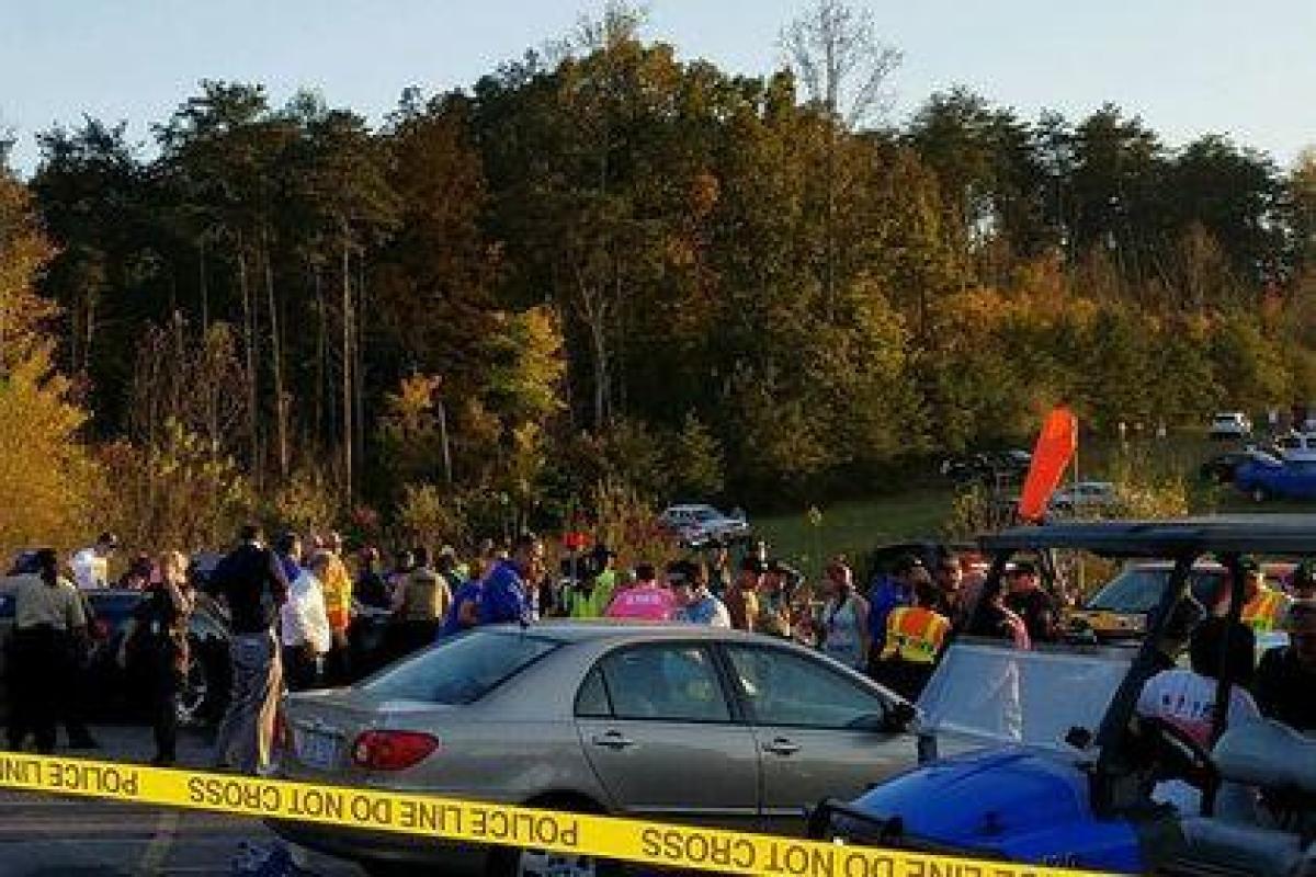 В США после гонок NASCAR автомобиль влетел в толпу людей В США после гонок NASCAR автомобиль влетел в толпу людей