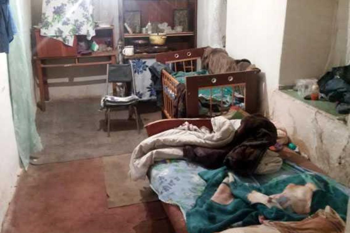 В Марьинке погиб 7-месячный малыш: ребенок сполз с кровати и упал в ведро