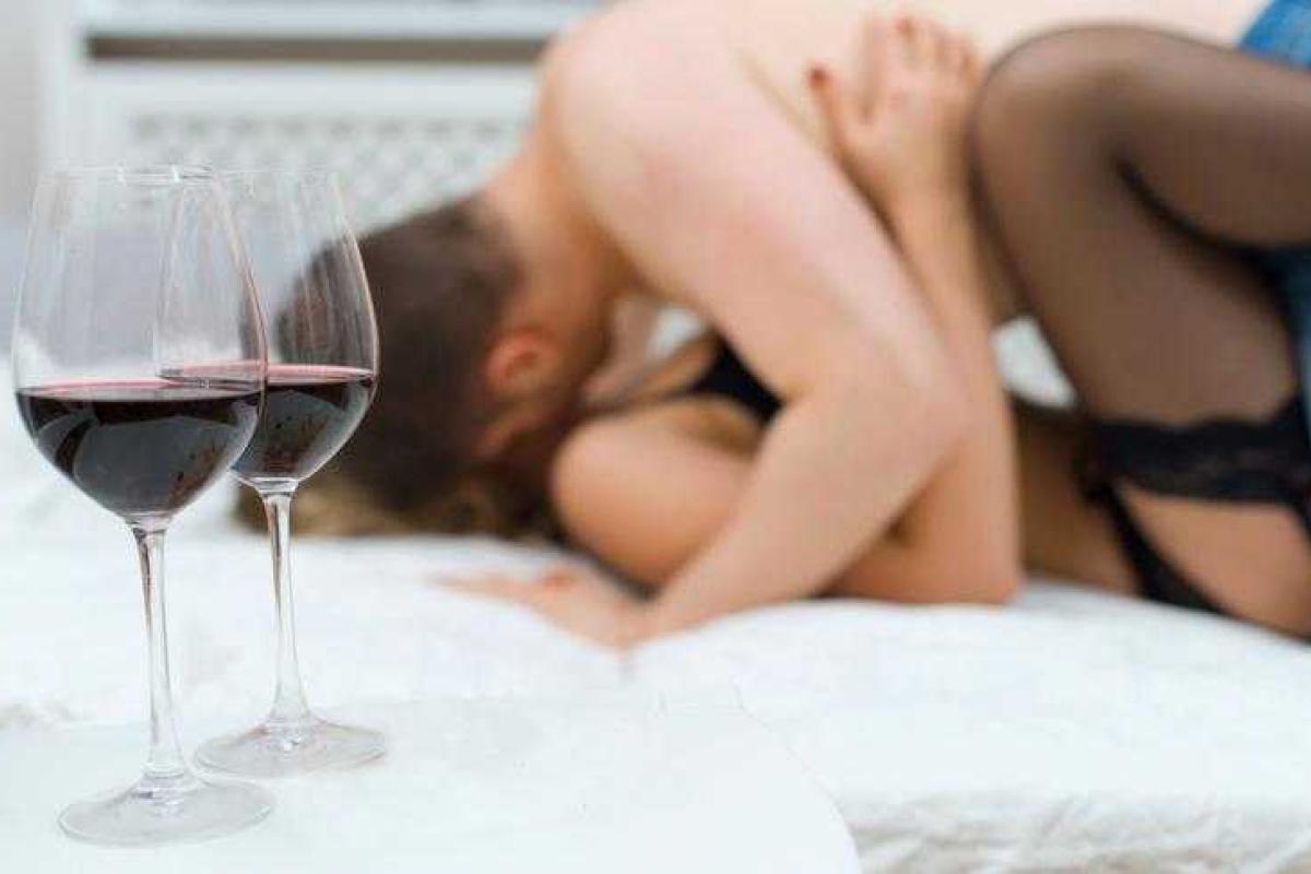 Почему после бокала вина девушка становится красивее?