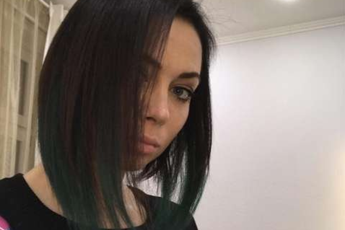 Настасья Самбурская завела себе "слугу" и выкрасила волосы в зеленый цвет Настасья Самбурская завела себе "слугу" и выкрасила волосы в зеленый цвет
