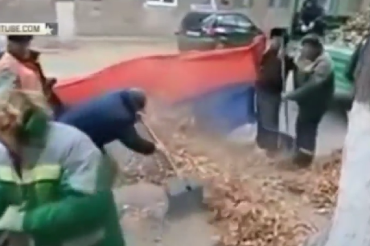 Волгоградские дворники нашли российскому флагу неожиданное применение Волгоградские дворники нашли российскому флагу неожиданное применение