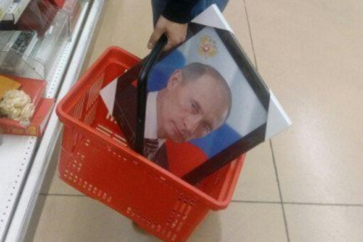 В сети смеются над россиянином, покупающим портрет Путина В сети смеются над россиянином, покупающим портрет Путина