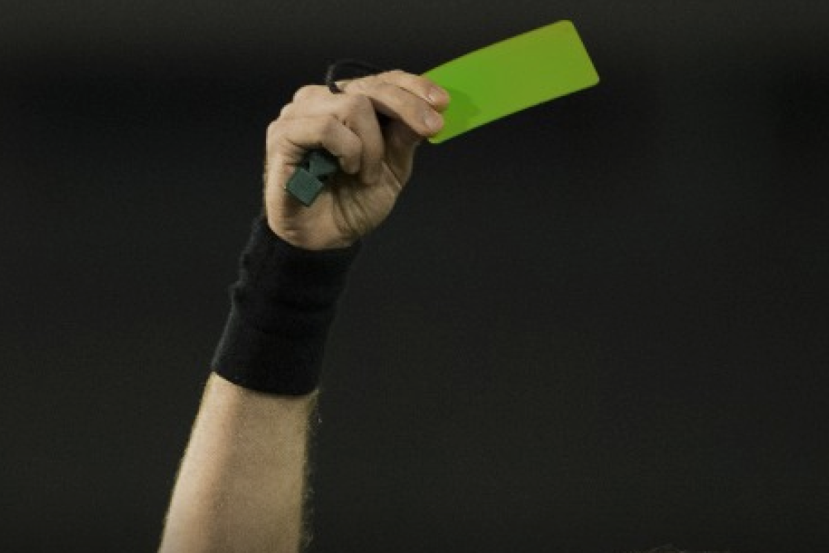 Футбольный арбитр впервые в мире показал игроку зеленую карточку