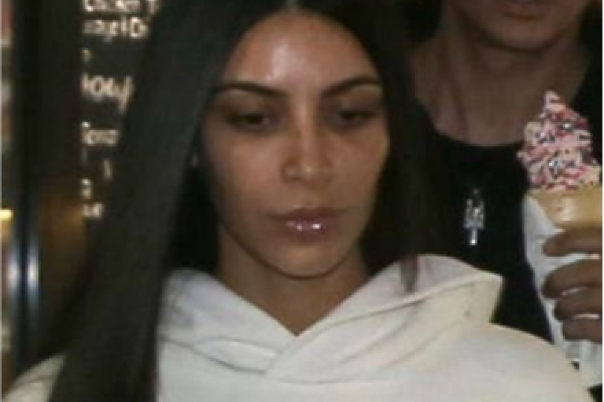 Папарацци засняли Ким Кардашьян впервые после ограбления в Париже: звезда удивила своим видом