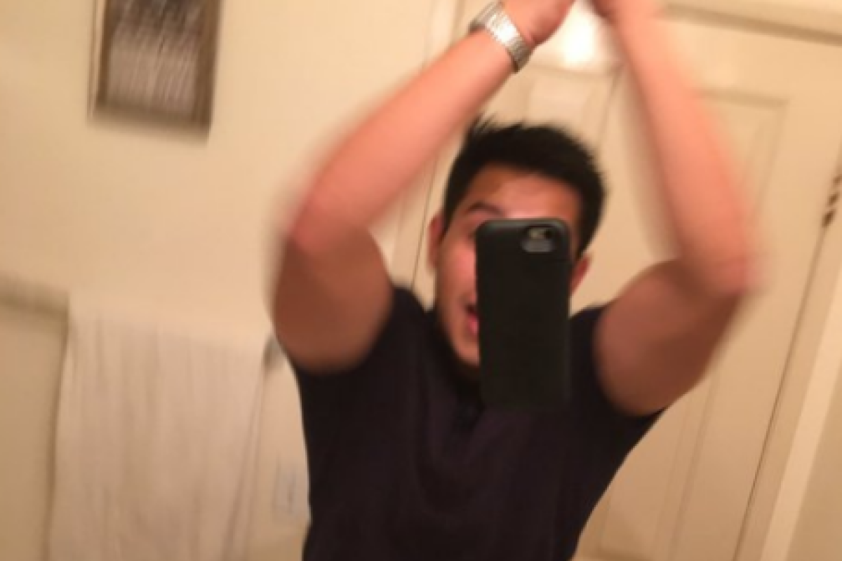 Селфи на "летящий" смартфон: новый тренд взорвал сеть