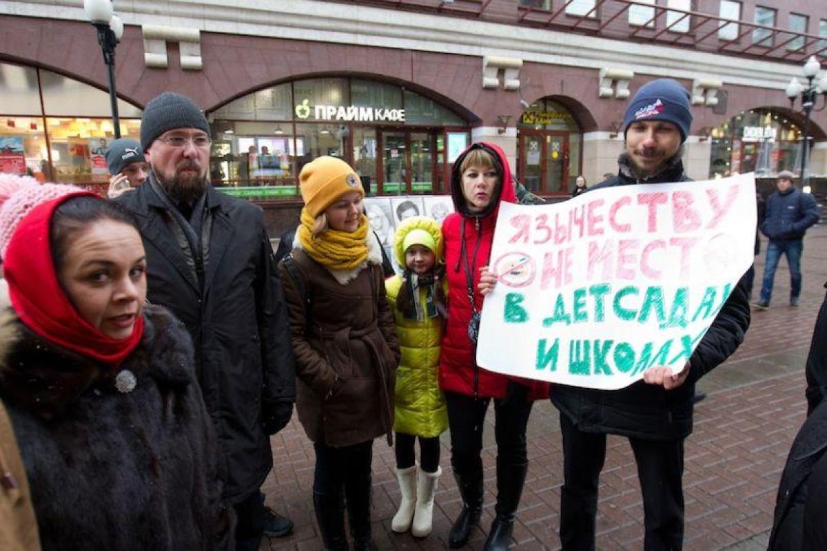 Московские активисты, опасаясь жертвоприношения, выступили против Хеллоуина Московские активисты, опасаясь жертвоприношения, выступили против Хеллоуина