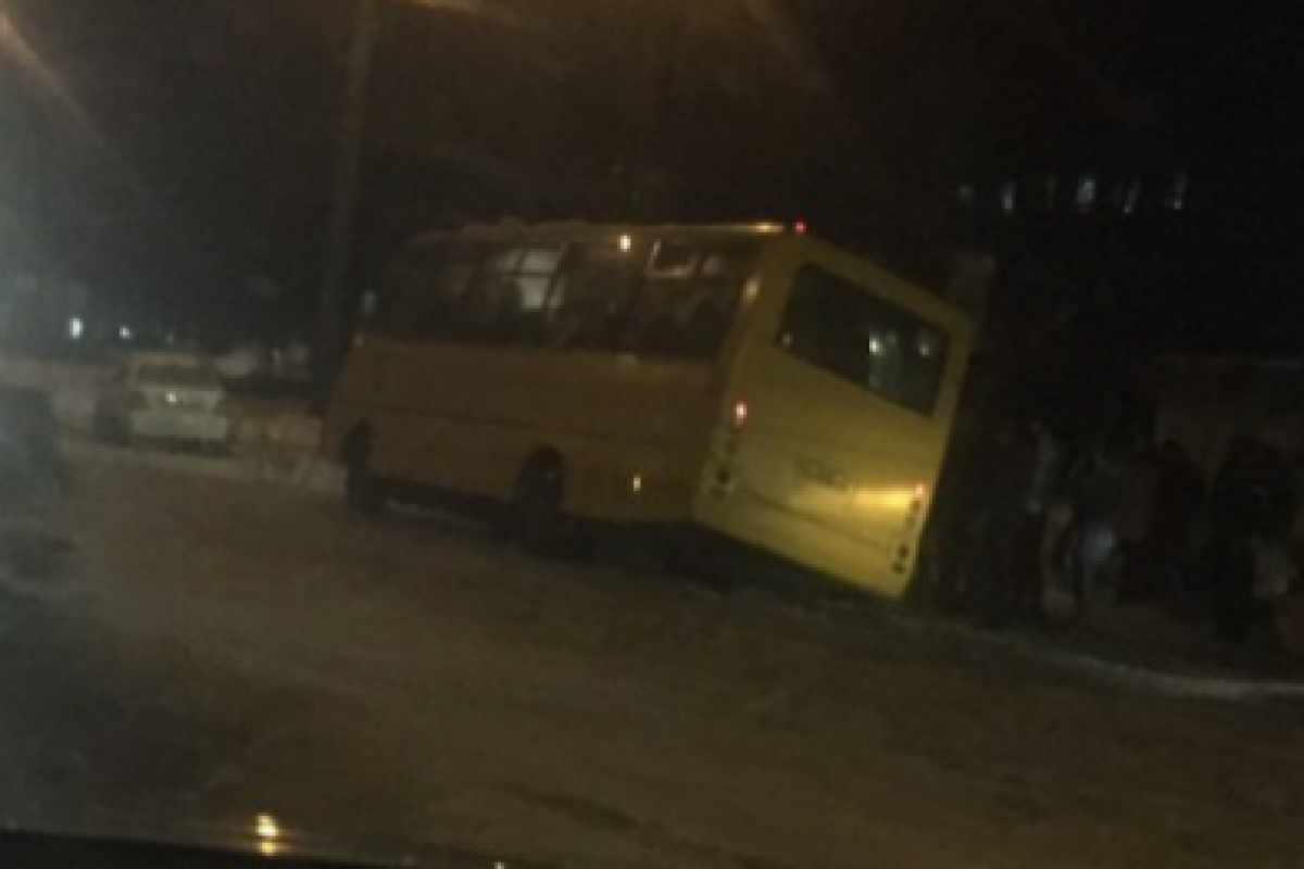 З'явилося шокуюче відео, як у Тернополі ледь не перевернулася маршрутка з пасажирами З'явилося шокуюче відео, як у Тернополі ледь не перевернулася маршрутка з пасажирами