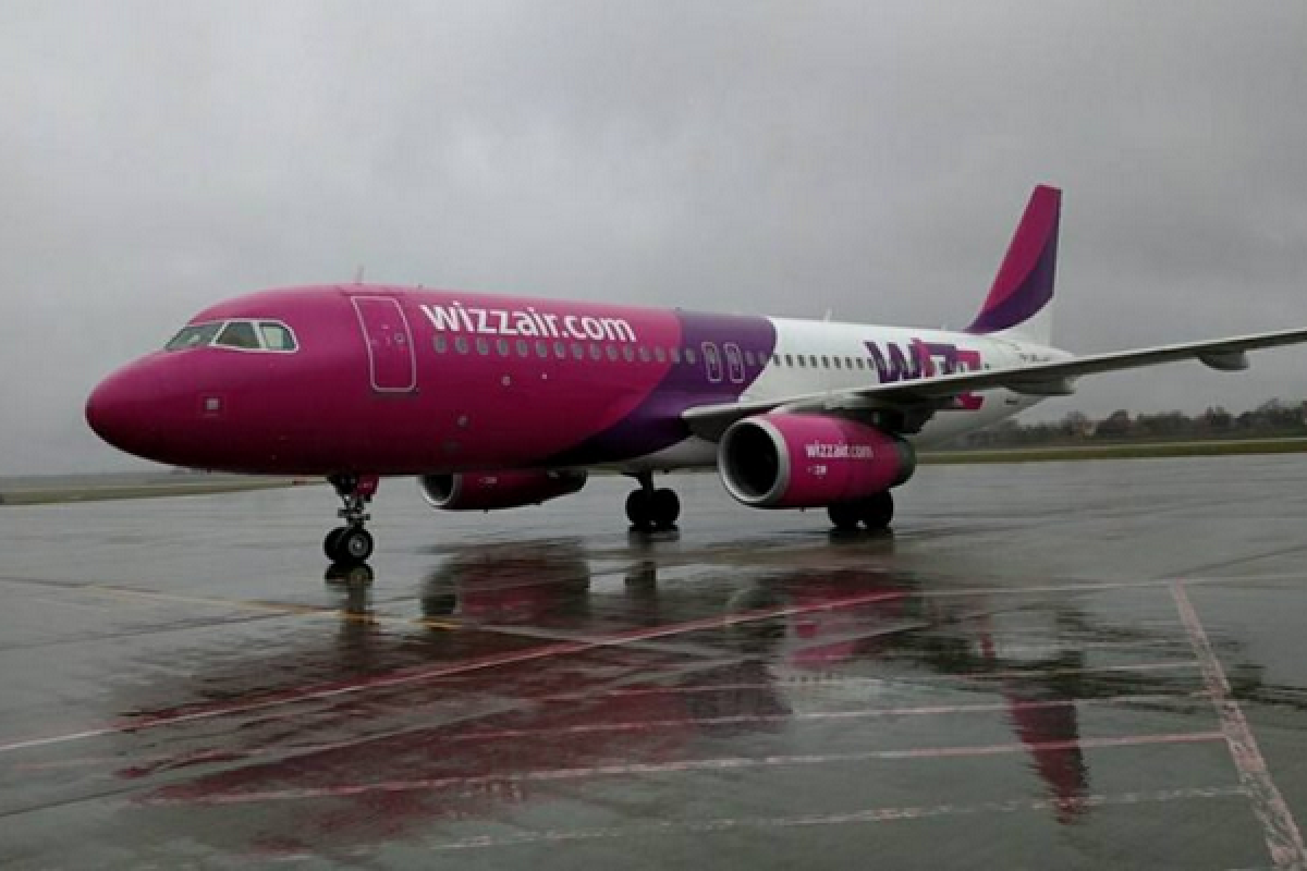 Во Львове экстренно сел самолет Во Львове экстренно сел самолет