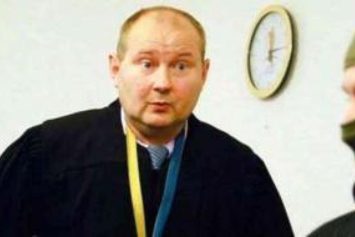 Одиозного судью Чауса разыскивает Интерпол