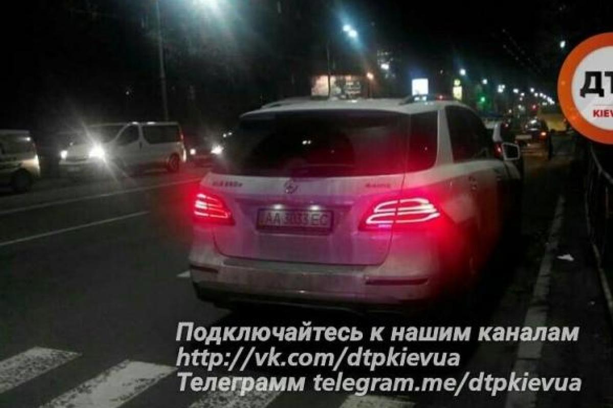 У Києві Мерседес збив трьох дітей на пішохідному переході: розшукуються свідки У Києві Мерседес збив трьох дітей на пішохідному переході: розшукуються свідки