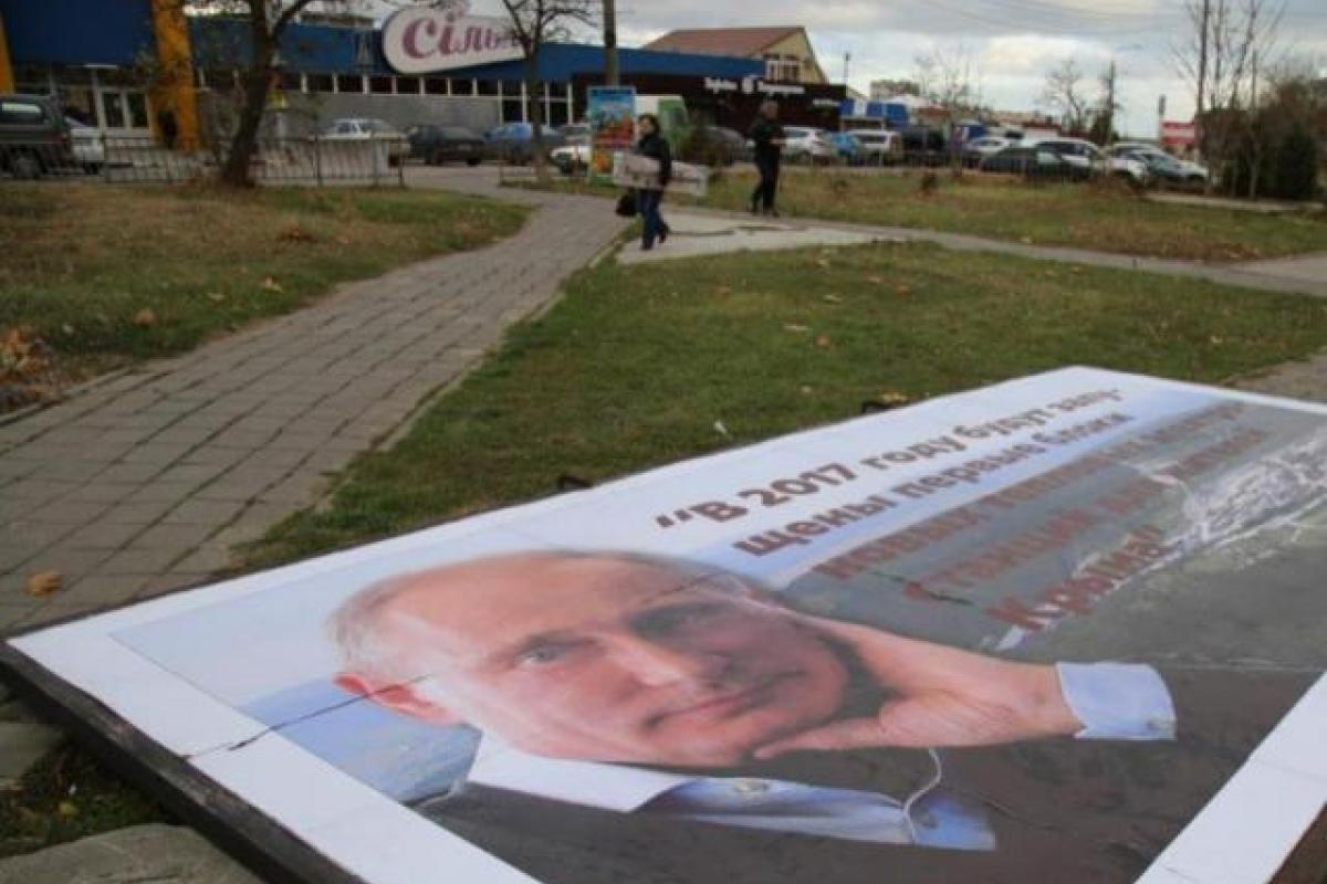 В оккупированной Керчи падают билборды с Путиным В оккупированной Керчи падают билборды с Путиным