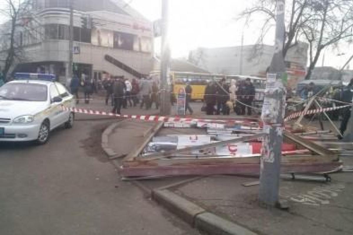 В Мариуполе на женщину упал металлический щит: пострадавшая в больнице 