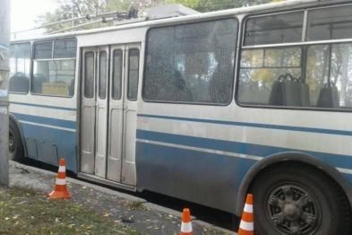 У Хмельницькому сталася трагедія: жінку вдарило струмом у громадському транспорті У Хмельницькому сталася трагедія: жінку вдарило струмом у громадському транспорті