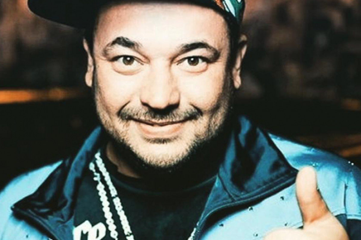 Солист группы "Руки вверх" опозорился во время юбилейного концерта, не попав в фонограмму