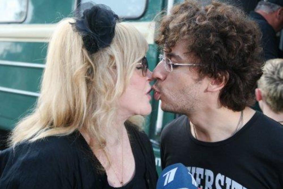 Галкину тяжело обеспечивать семью, он просит Пугачеву "выйти на работу"