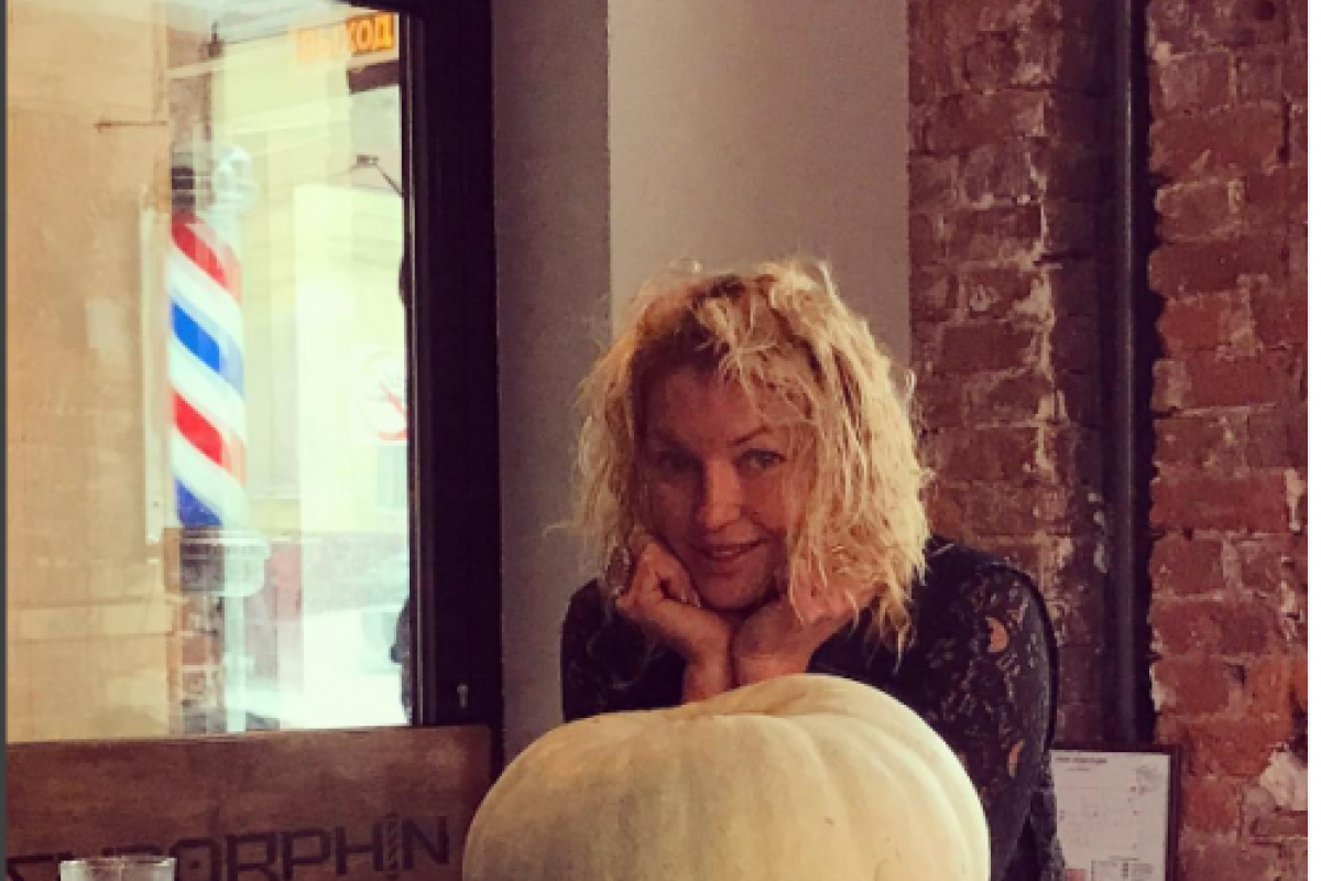 Анастасия Волочкова показала снимок с растрепанными волосами и без макияжа