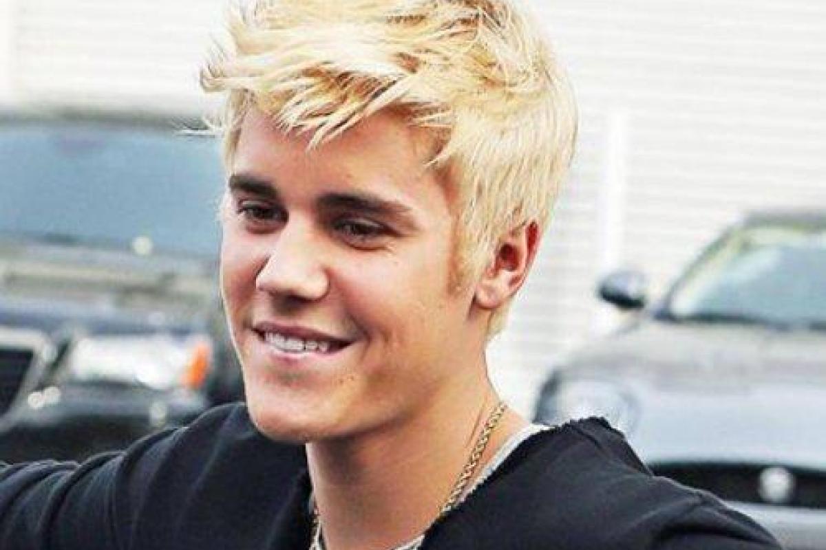 Певец Джастин Бибер разбил лицо поклоннику в Барселоне