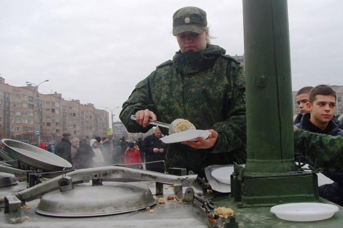 В Горловке кормежка из ржавой полевой кухни в честь "дня воинской славы" привела к массовому отравлению