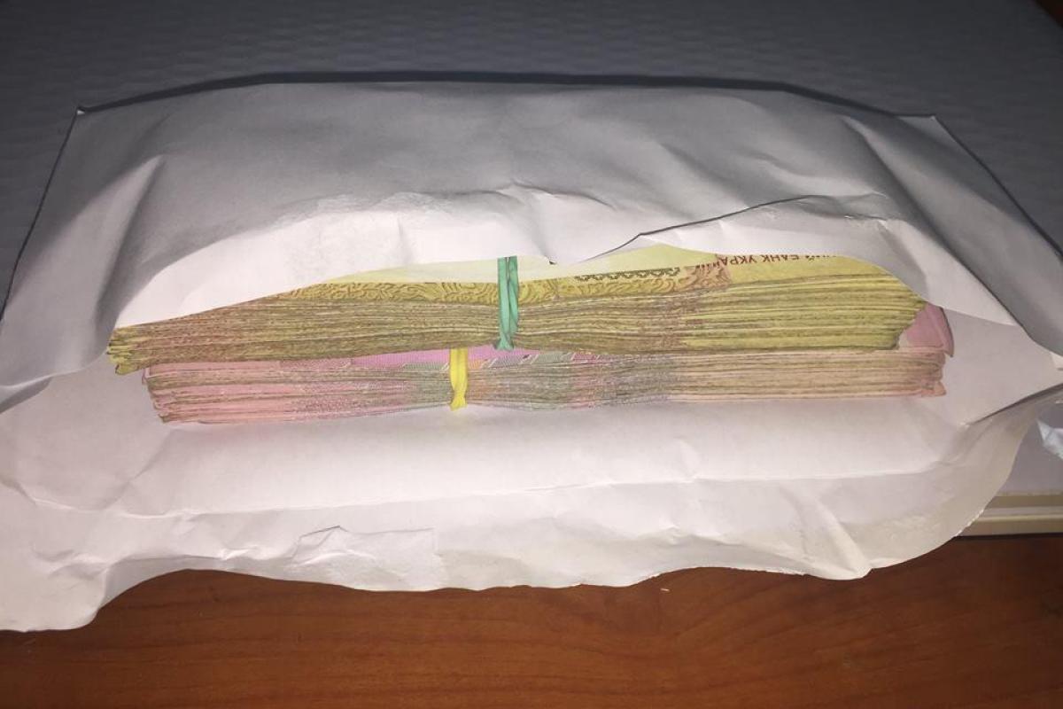 Деньги, перевязанные резиночкой, и конверт: как люди помогают армии? Деньги, перевязанные резиночкой, и конверт: как люди помогают армии?