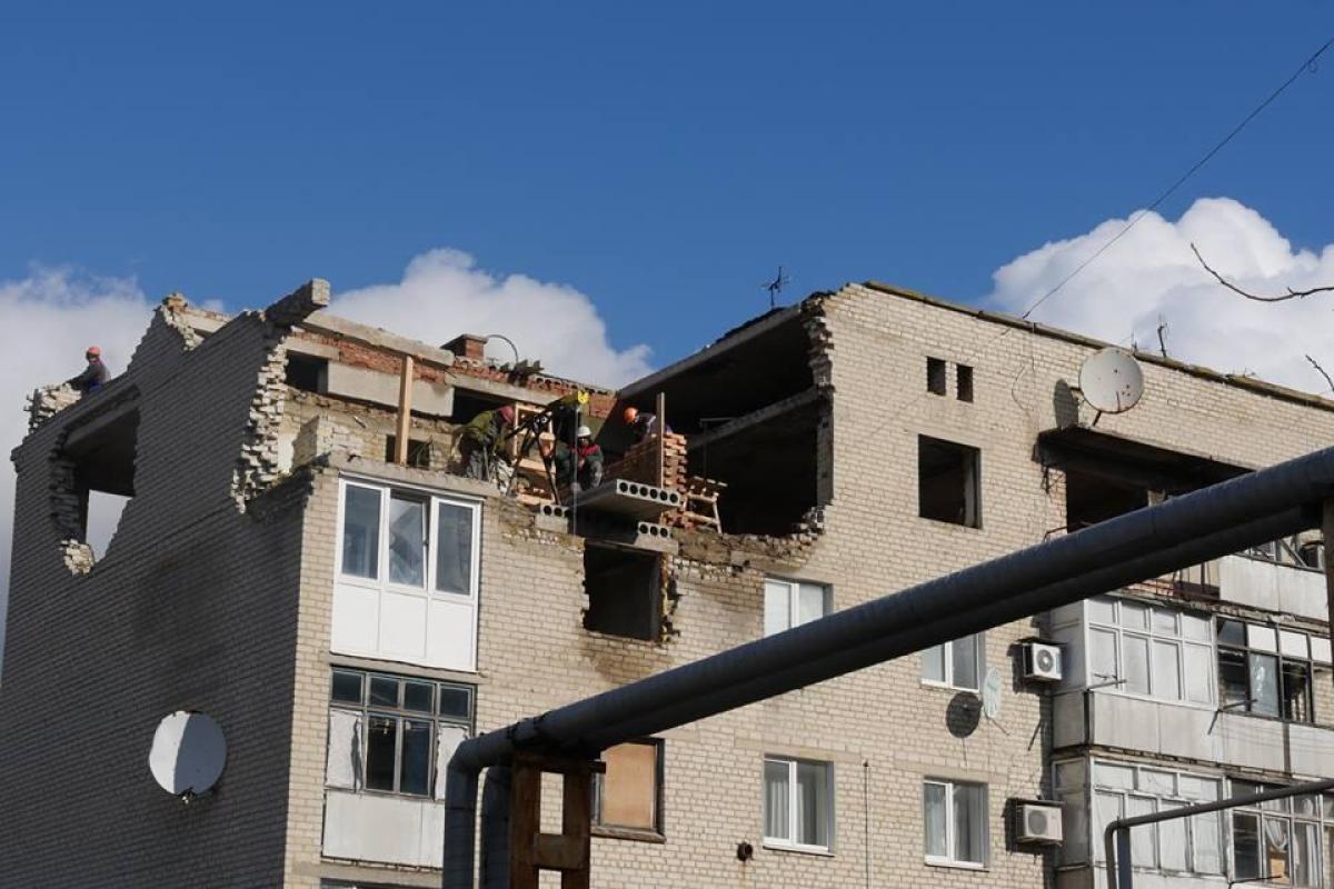 Жебрівський відвідав Мар'їнку, де відбудовують 5 зруйнованих багатоповерхівок