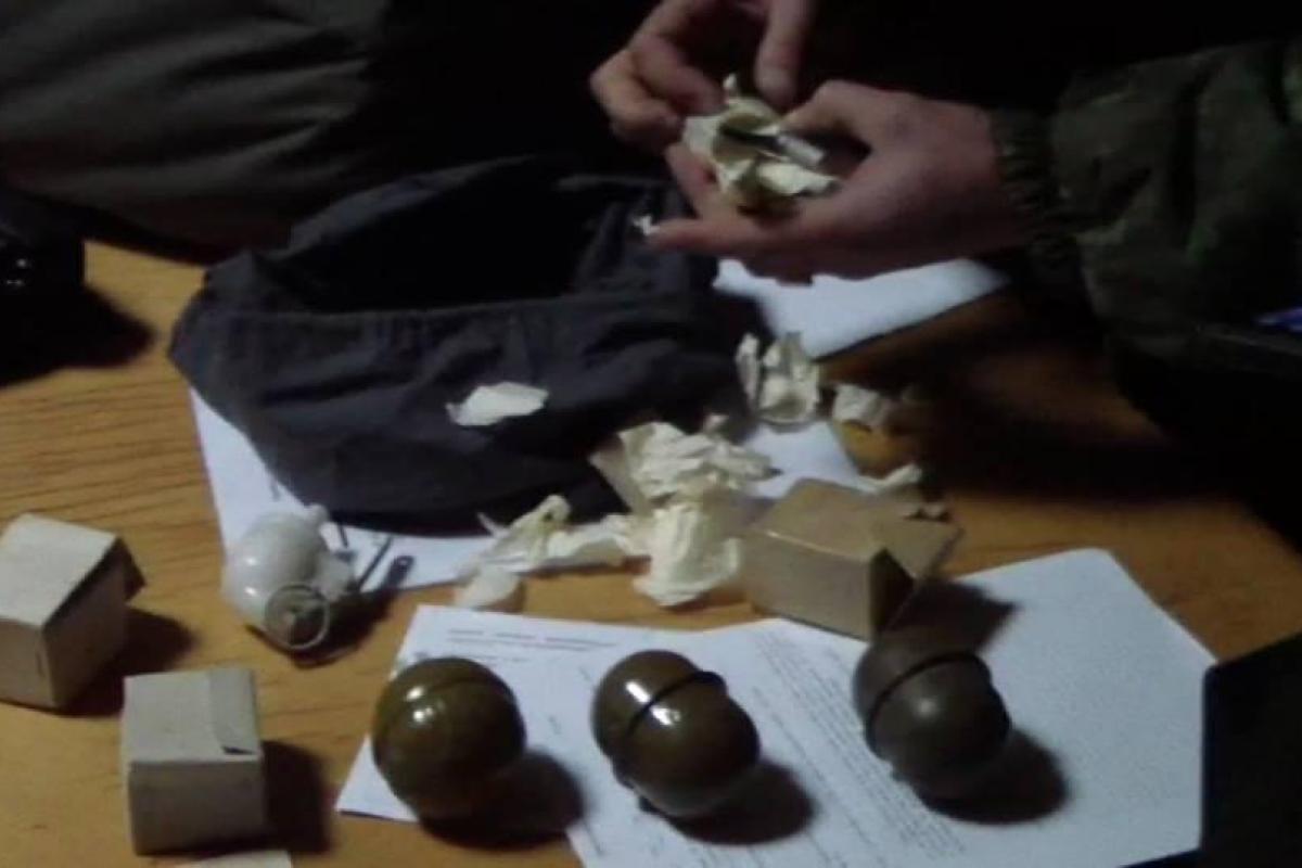 "Забув викласти": на вокзалі Маріуполя спіймали чоловіка, що віз до Києва гранати у сумці "Забув викласти": на вокзалі Маріуполя спіймали чоловіка, що віз до Києва гранати у сумці