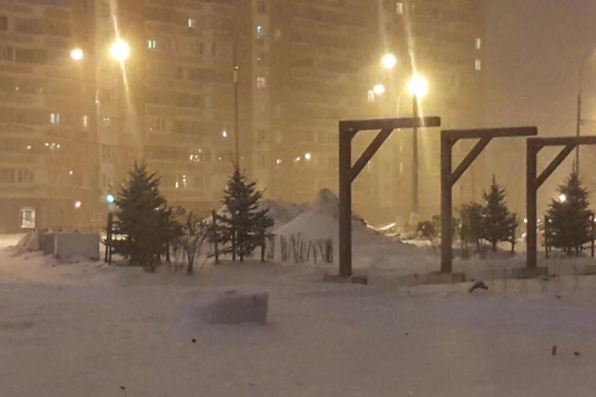 Москвичей шокировали "виселицы", установленные во дворе дома Москвичей шокировали "виселицы", установленные во дворе дома