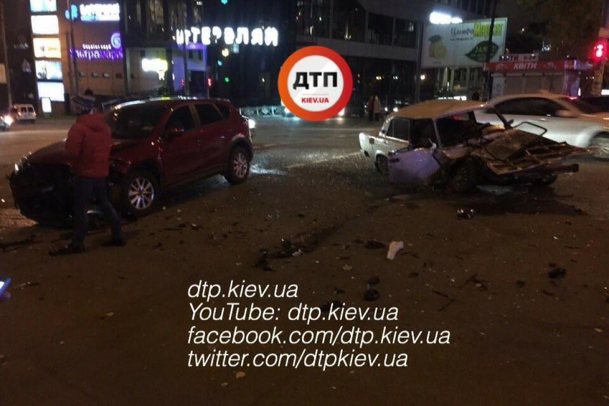 ДТП в Киеве: пострадала семья с двумя детьми ДТП в Киеве: пострадала семья с двумя детьми