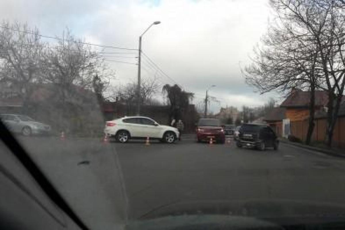 В Одессе произошло ДТП, в котором столкнулись престижные иномарки