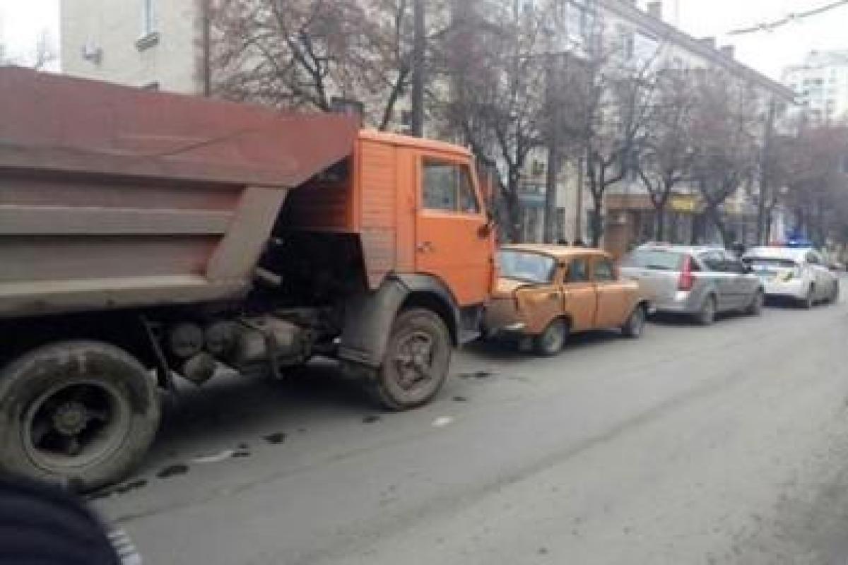 У Хмельницькому сталася жахлива ДТП: зіткнулися три автівки У Хмельницькому сталася жахлива ДТП: зіткнулися три автівки