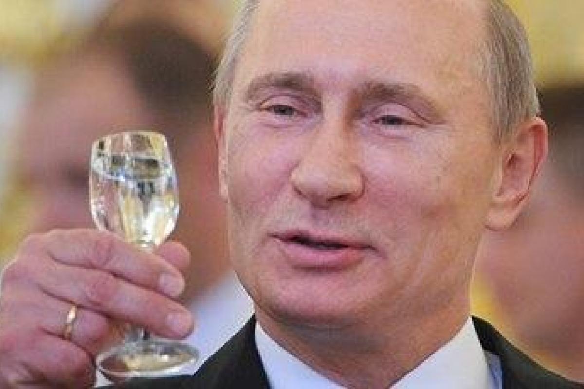 Сотник: Путин весьма успешно продает "совок" "совкам" Сотник: Путин весьма успешно продает "совок" "совкам"
