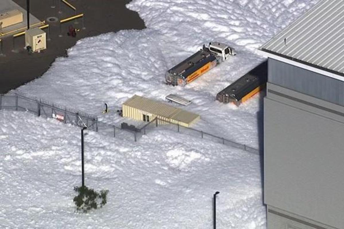 В США аэропорт утонул в противопожарной пене: появилось видео В США аэропорт утонул в противопожарной пене: появилось видео