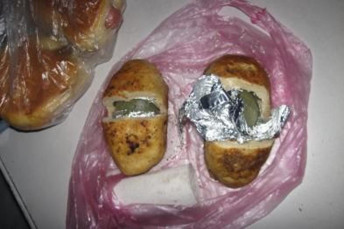 Украинец собирался вывезти в РФ наркотики в пирожках Украинец собирался вывезти в РФ наркотики в пирожках