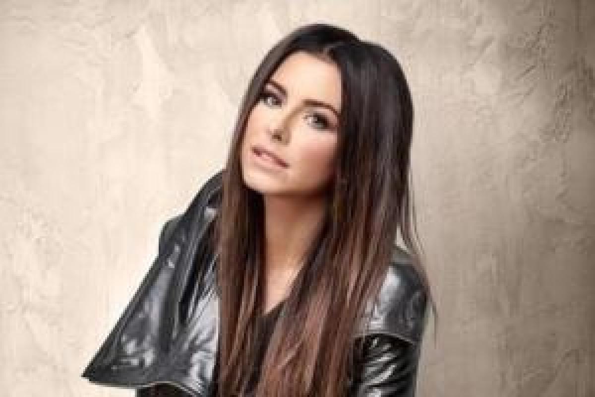 Певица Ани Лорак произвела фурор снимком в коротких шортах