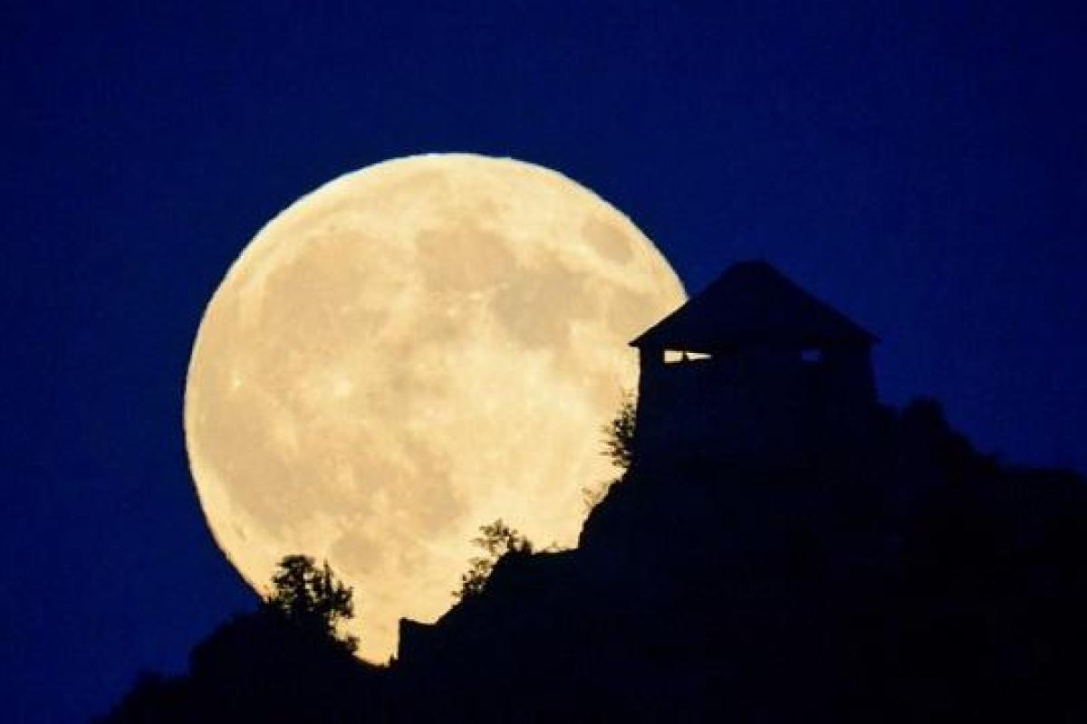 Сегодня ночью украинцы смогут наблюдать уникальное явление - "Суперлуну"
