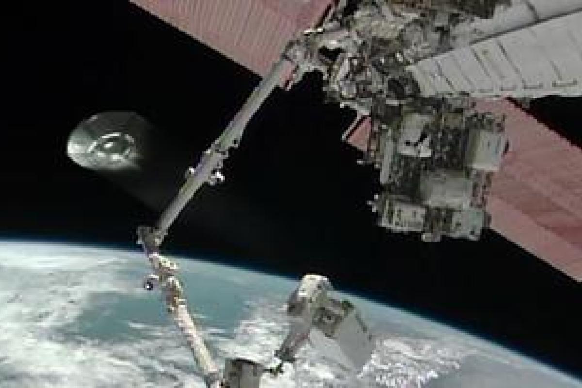 Уфологу удалось заснять корабль пришельцев рядом с космической станцией Уфологу удалось заснять корабль пришельцев рядом с космической станцией