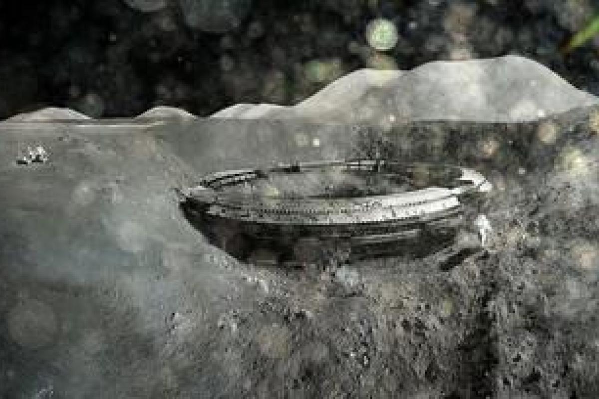 Уфологу удалось зафиксировать покидающих Луну пришельцев