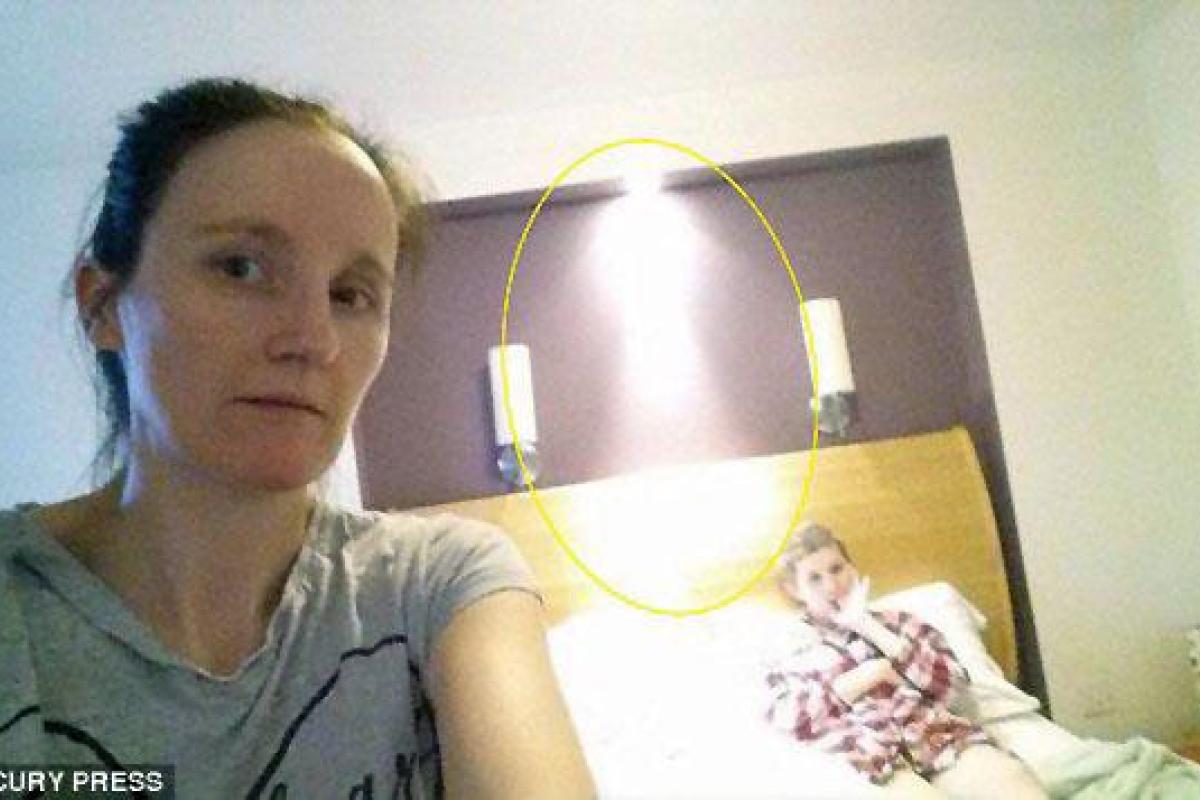 Британка сфотографировала ангела над кроватью больной дочери