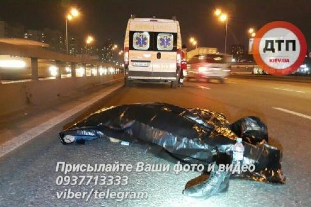 У Києві джип збив насмерть школяра, що перебігав дорогу У Києві джип збив насмерть школяра, що перебігав дорогу