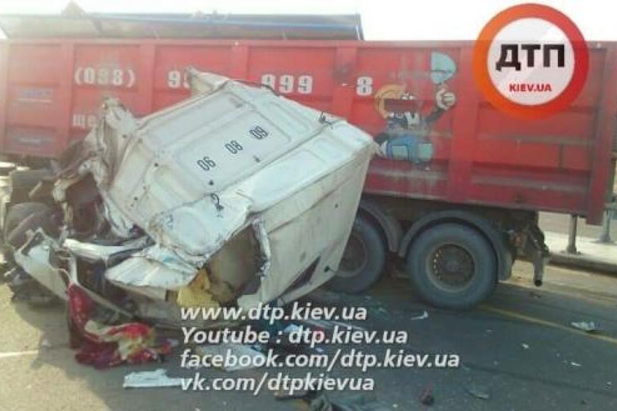 Под Киевом произошло ДТП: фуре оторвало кабину
